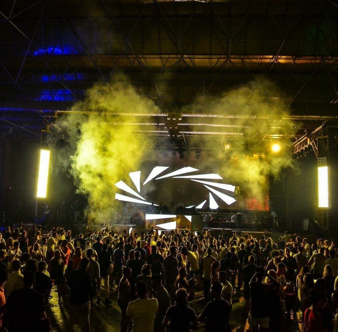Taj Mahal stage surrounded by yellow smoke and a packed crowd